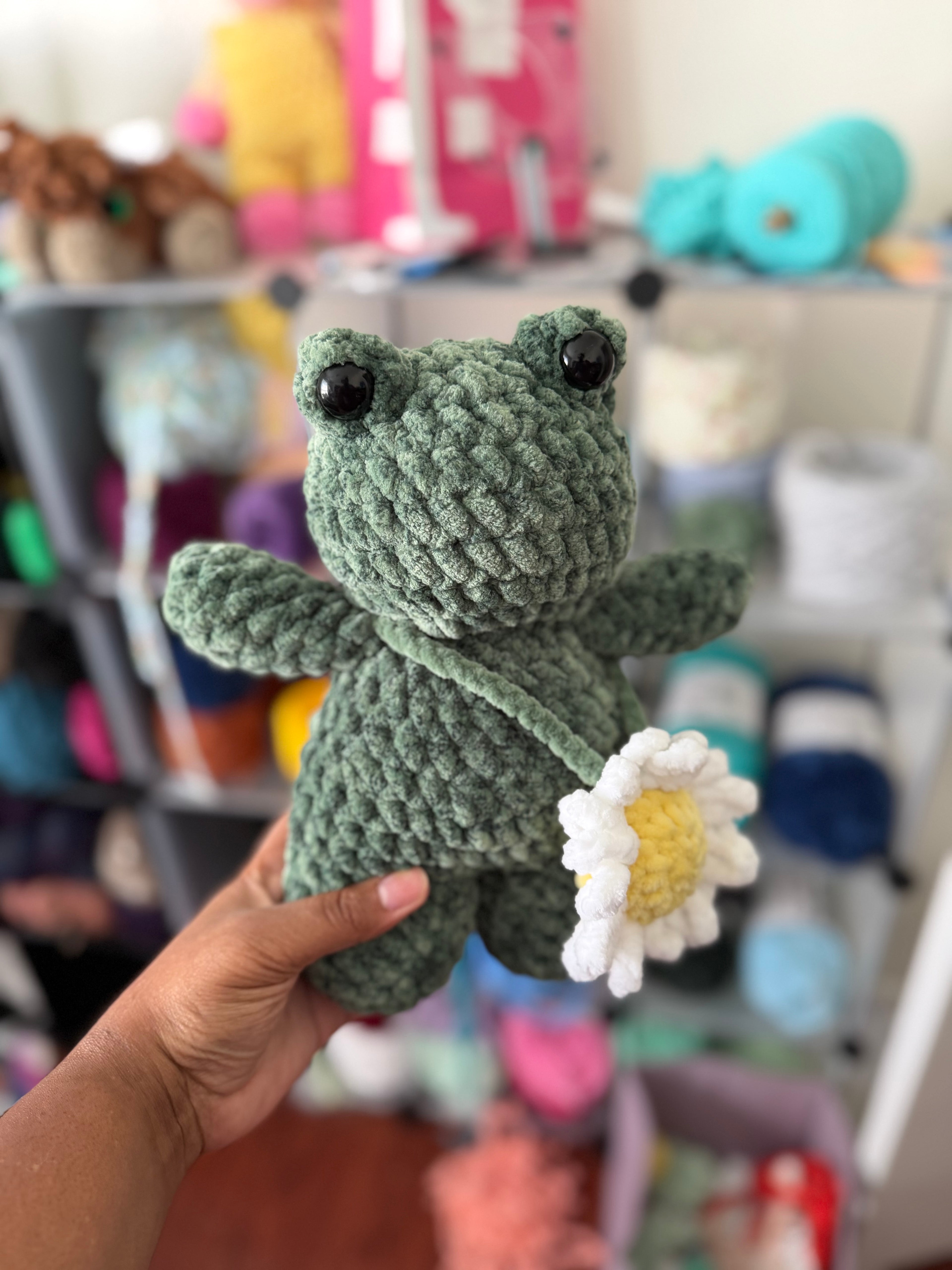 Green frog with daisy purse
