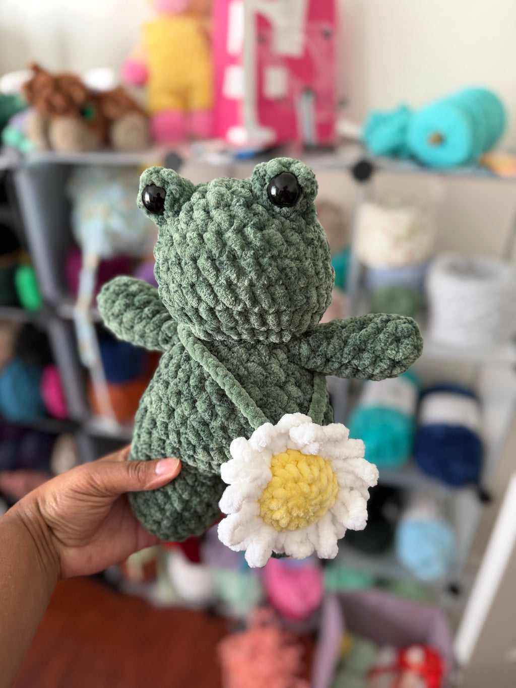 Green frog with daisy purse